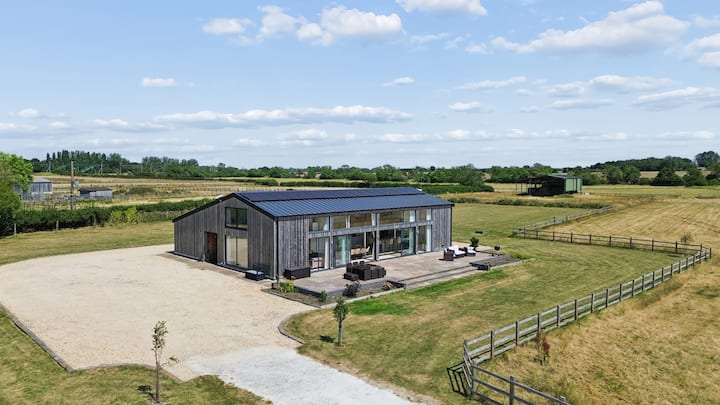 Secluded, Contemporary Barn In Expansive Gardens - 완티지