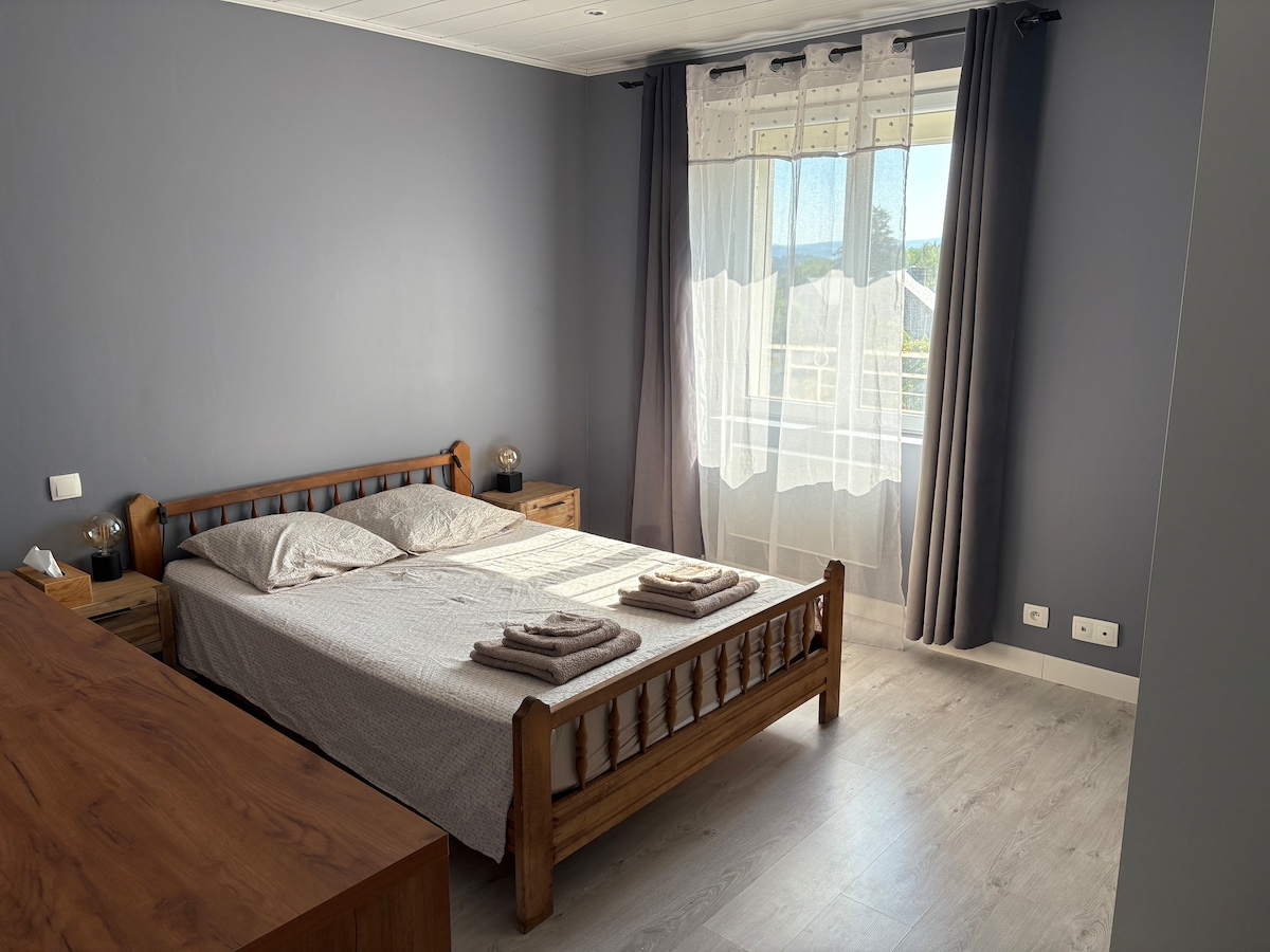 Chambre lumineuse avec piscine. - Rimeize