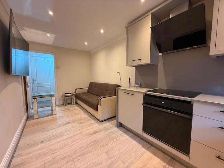 Spacious 4br Family Stay | Free Parking | Uxbridge - Slough