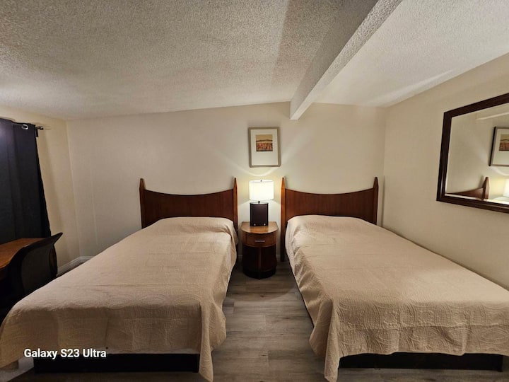 Newly Remodeled Two-queen Bedroom - Irvine, CA