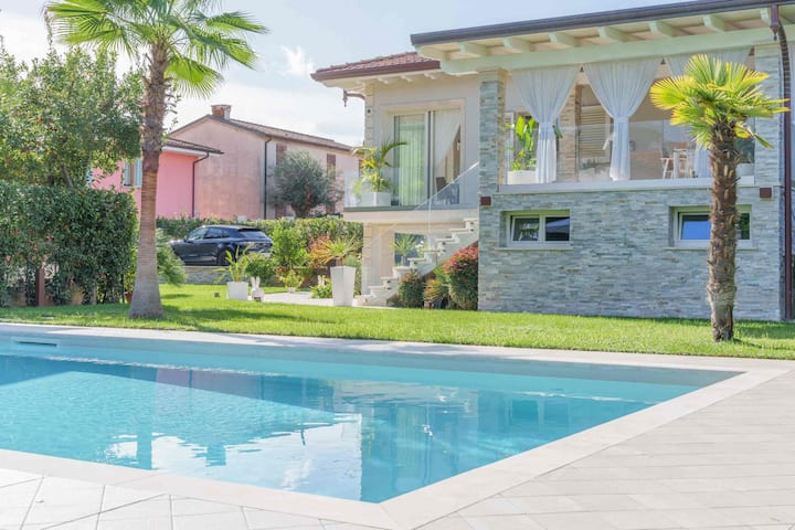 Great Place With Pool - Massa