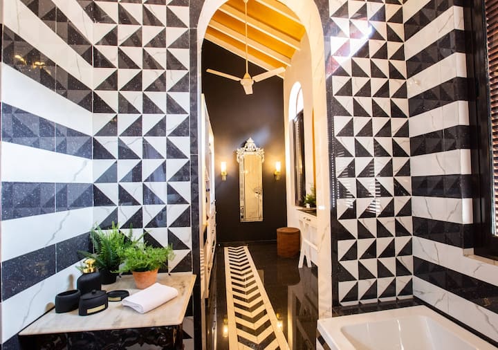 Full bathroom 1 image 2