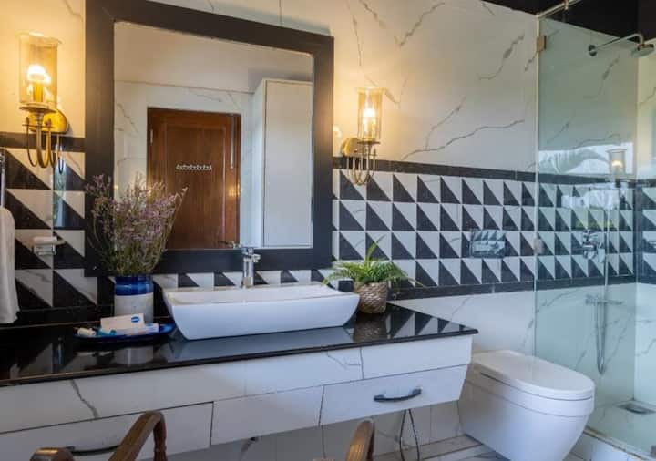 Full bathroom 1 image 1