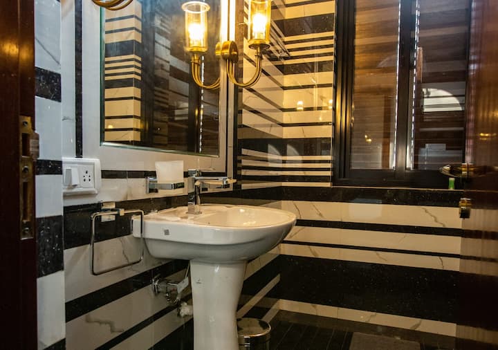 Full bathroom 2 image 1