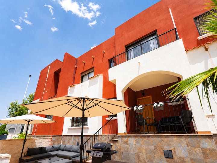 Sunny Family Home With Pool Views & Workspace - Torrevieja