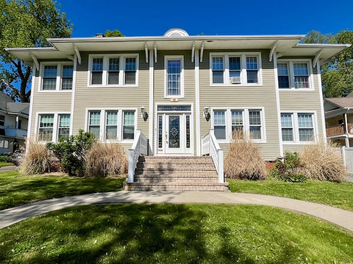 Charming Oasis Springfield Central! - 스프링필드