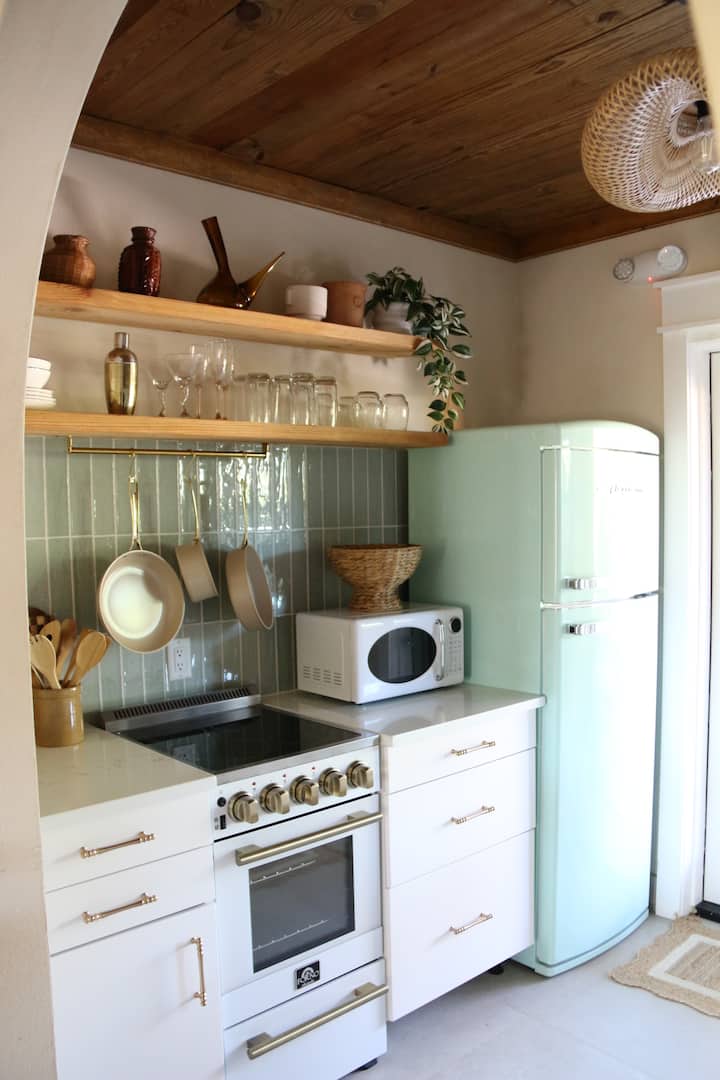 The Cocoa Cove Beach House Retreat - Cocoa Beach, FL