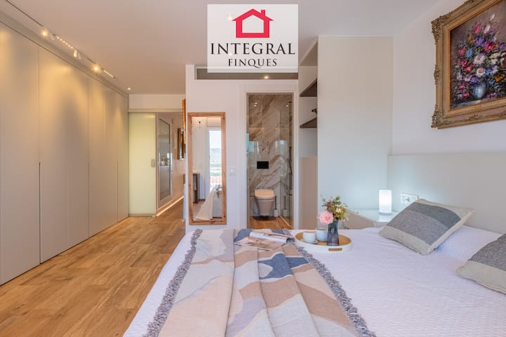 Chambre à coucher avec salle de bain, décorée avec beaucoup de charme, conçue pour que tu te sentes comme chez toi.