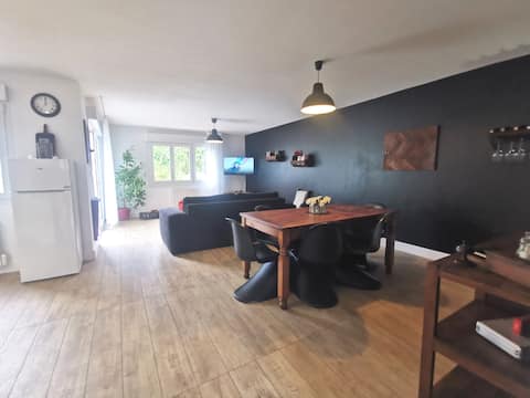 Popular Airbnb listing: Single-story house for 1-6 people, quiet garden, private parking in Béthune