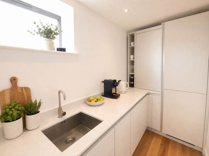 95 Haydon Place - Central Guildford Townhouse With - Guildford, UK