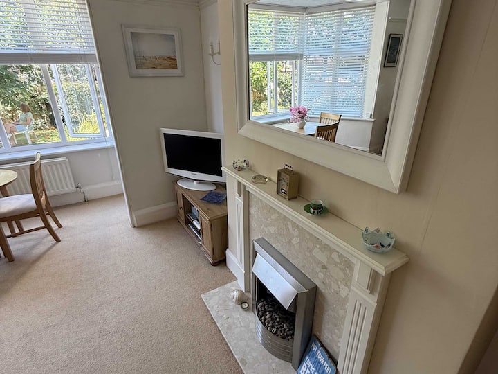 Coastal Apartment, Garden & Beach Hut, Sleeps 6 - Littlehampton