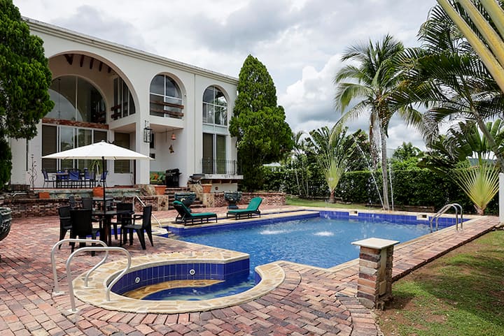 Casa Con Piscina Privada | Bbq | Seguridad 24/7 - Carmen Apicala