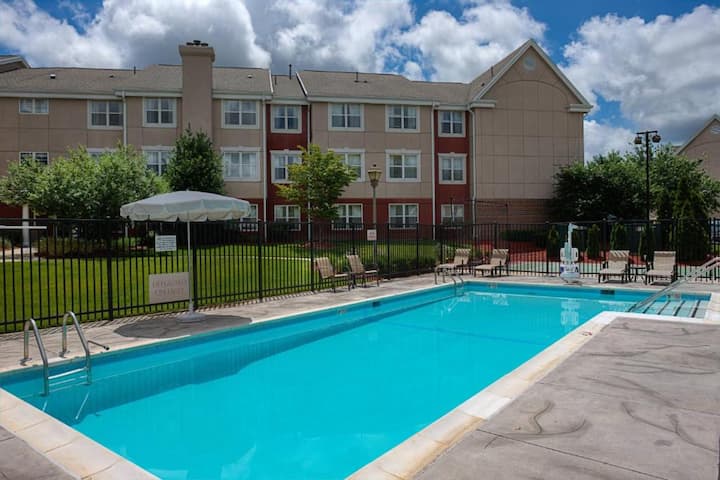 2br Suite W/ Kitchen + Free Breakfast & Pool - Gaithersburg, MD
