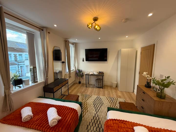 7 Bedroom 4 Bathroom 14 Beds 3storey House Parking - Cardiff