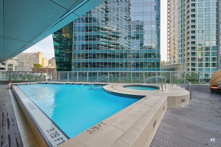 Stylish 1b1b Condo In Central Dt Vancouver | Pool - Vancouver