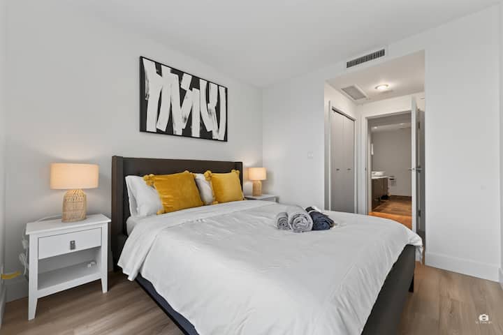 Stylish 1b1b Condo In Central Dt Vancouver | Pool - 溫哥華