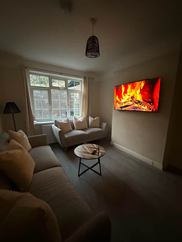 Luxury 3br | Free Parking + Wifi | Minutes To Town - High Wycombe