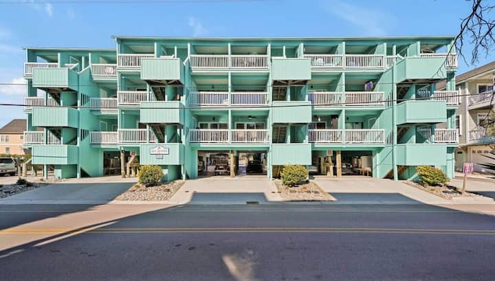 Cozy Beach Condo. Steps Away From The Beach! - Carolina Beach