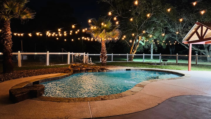 The Blue Oasis | Pool Retreat | Houston Getaway - Pearland, TX