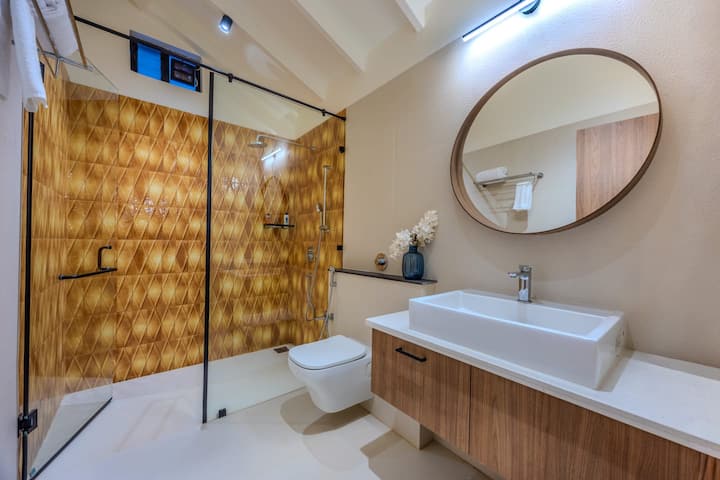 Full bathroom 2 image 1