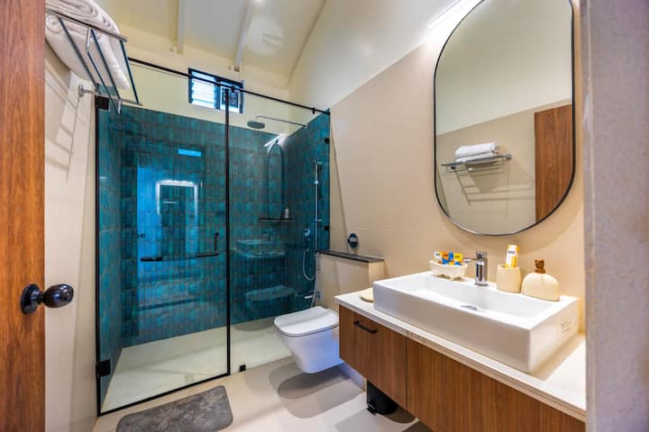 Full bathroom 1 image 1
