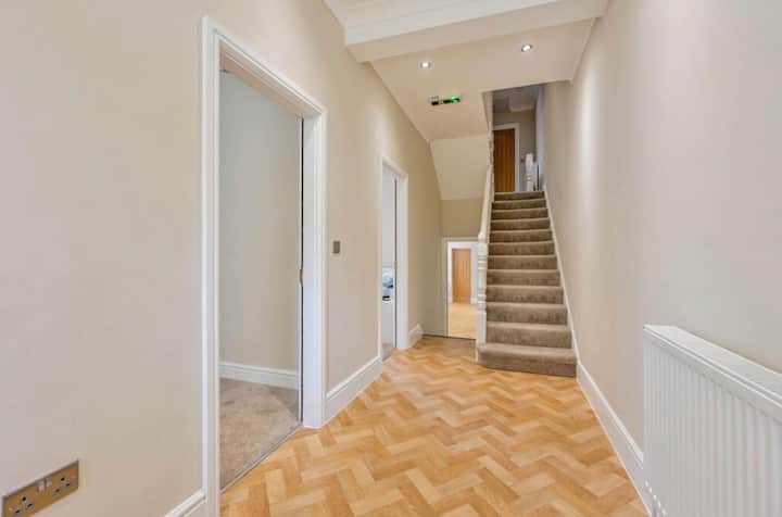 Lovely Large Property Woking - Guildford