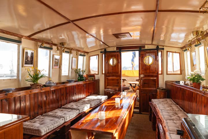 Elegant Salongsbåt Med öVernattning I Naturen - Stockholm