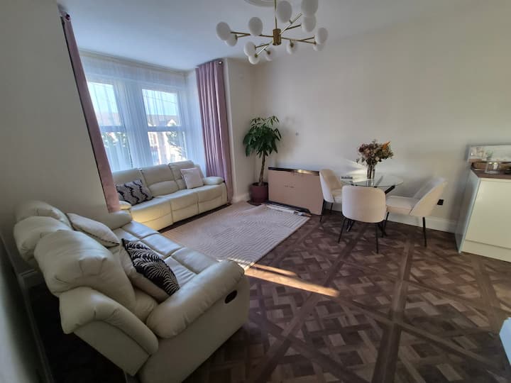 Refurbished Apartment Sleeps 2 With Parking - Ilford