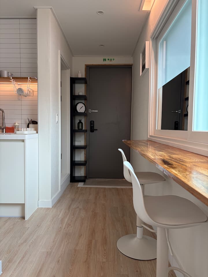 Newly Renovated｜luxury 2br｜sinchon Station 5min - Seoul
