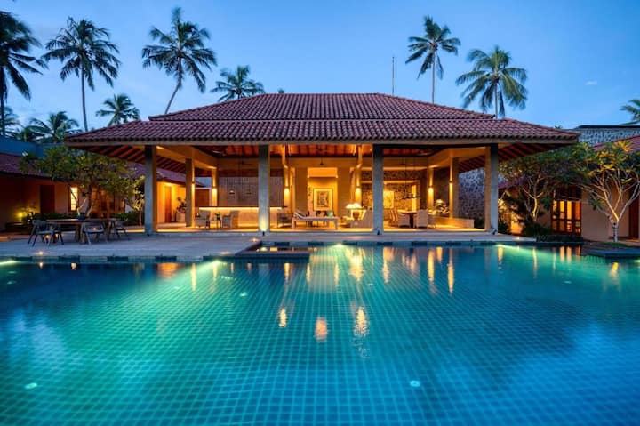 Luxurious Beachfront Private Villa In Bentota - Bentota