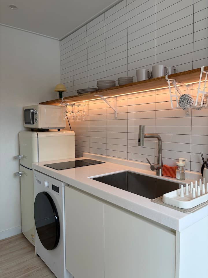 Freshly Renovated｜luxury 2br ｜5min To Sinchon - Seul