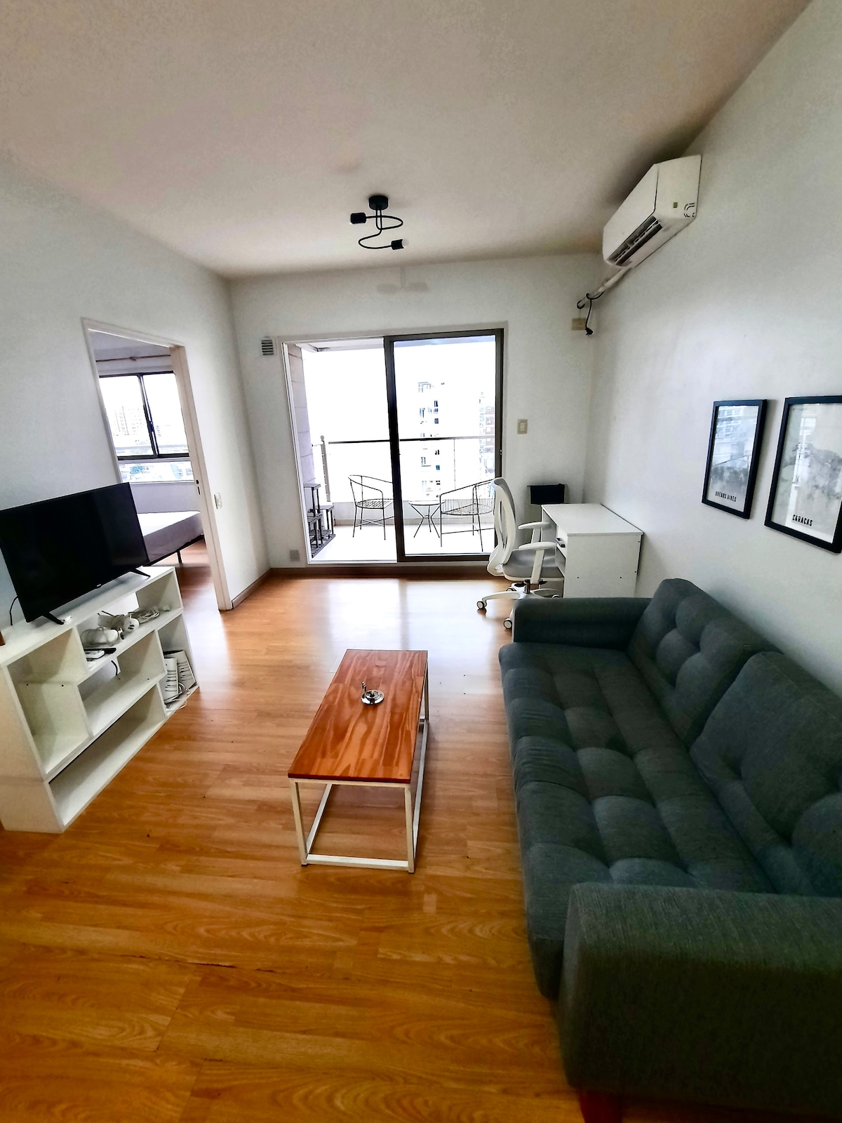 Departamento con balcón y AC