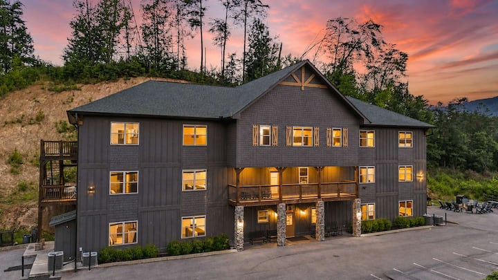 Sleeps 76 Near Dollywood・2 Hot Tubs・pool・arcade - Pigeon Forge, TN