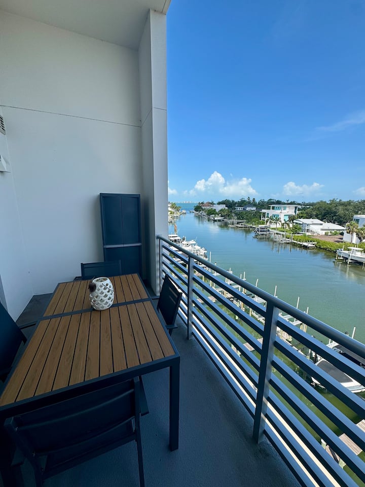 Sarasota Top Floor Bay & Canal Views + Kayaks - Sarasota, FL