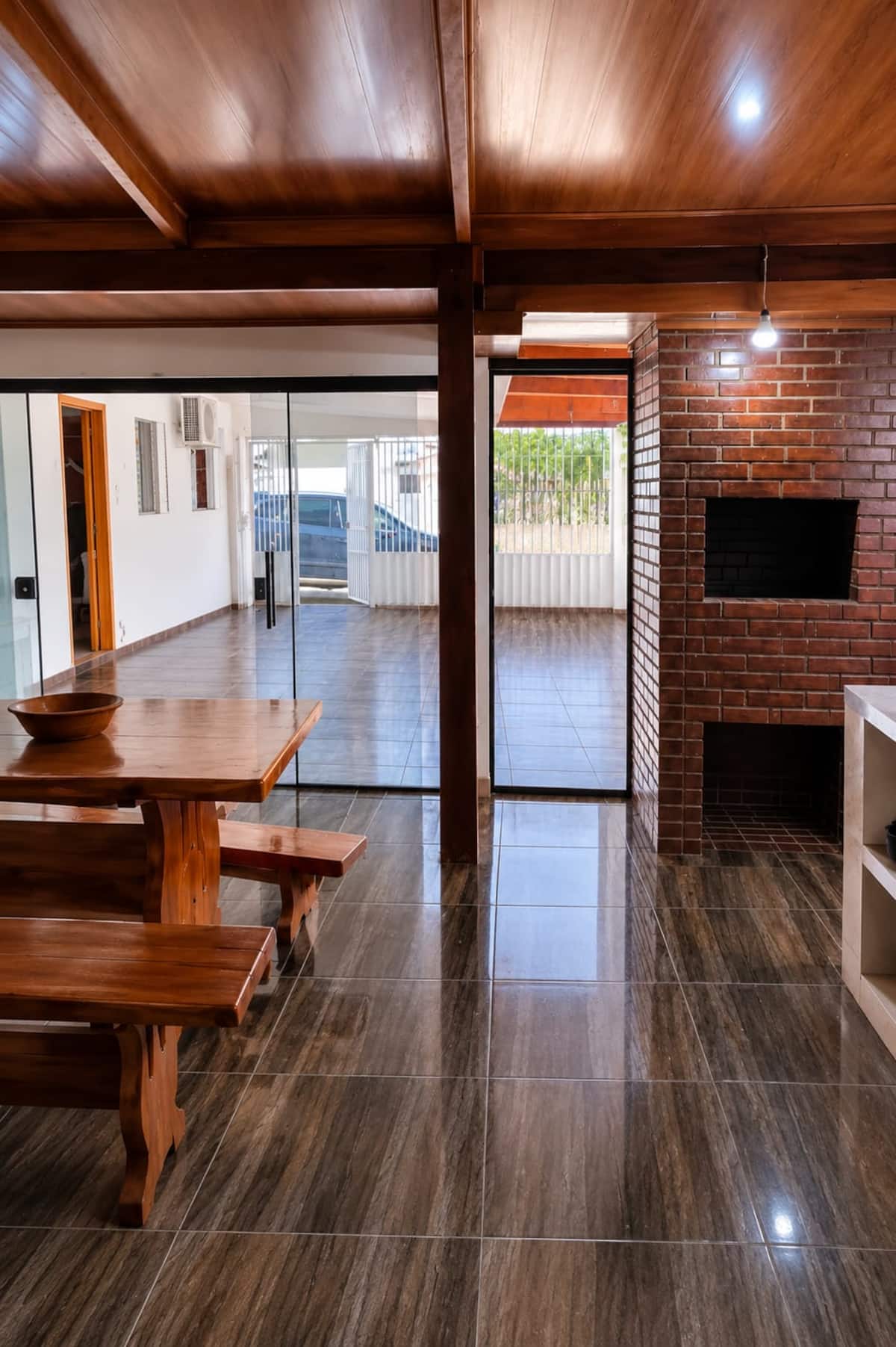 Edícula com churrasqueira a lenha e mesa de madeira