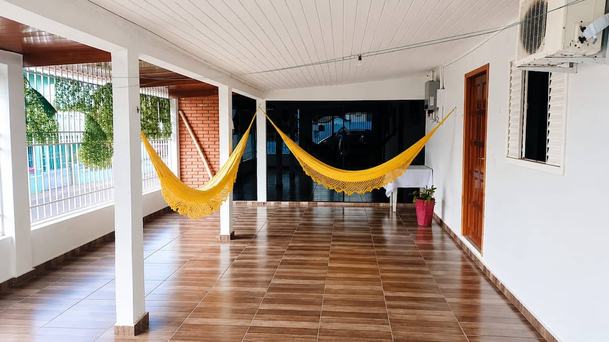 Sala de estar ampla e climatizada da Casa Rosa Premium