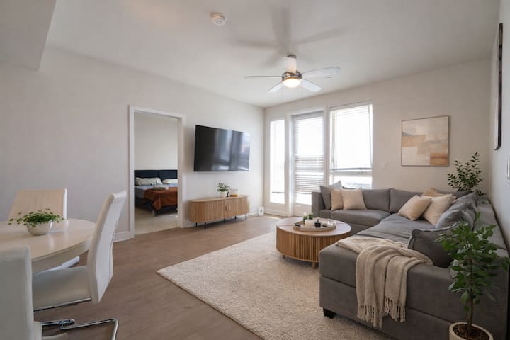 Elegant Noho Apartment - Burbank, CA
