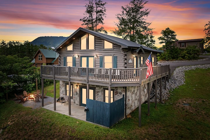 Sleeps 10! Hot Tub - Pool Table - Firepit - Arcade - Sevierville, TN