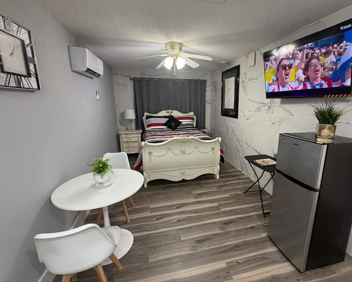 The Johnsons Apartments, Unit C - 아폽카