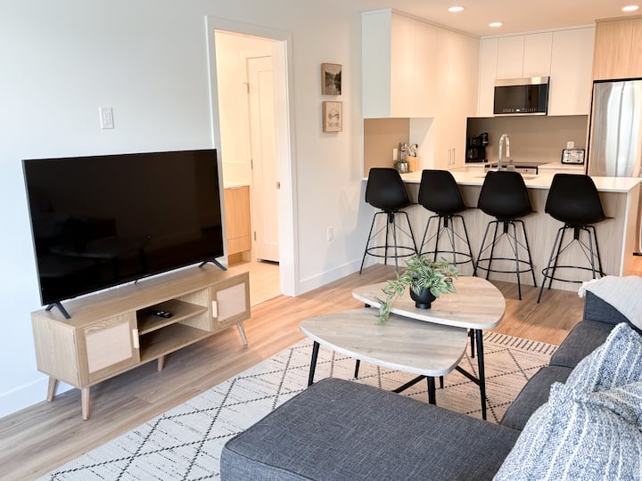 Penticton 2 Bedroom Condo W/ Pool - Penticton