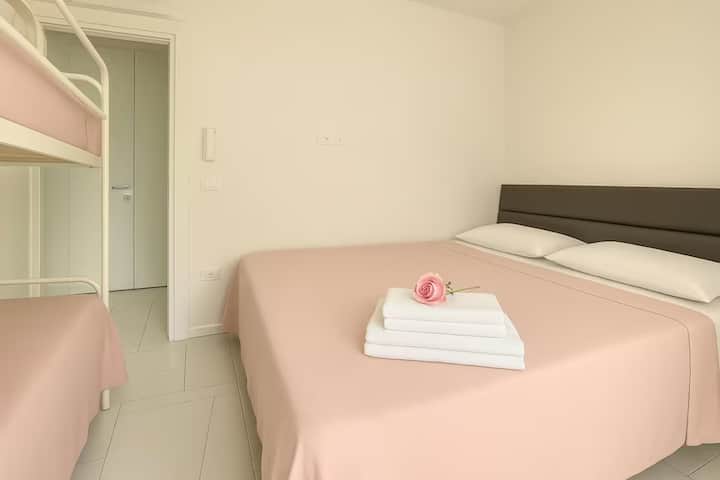 Vue de la chambre avec lit double et lit superposé