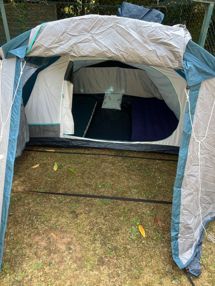 Une Tente De Deux Places En Campagne - Combrit