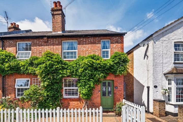 Premium Cottage - Close To London - Woking