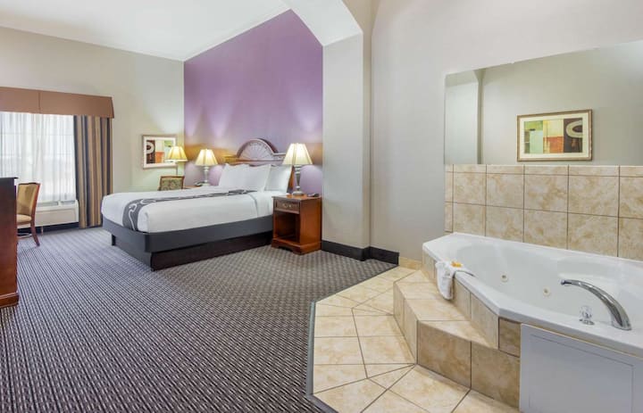 Deluxe King | La Quinta Gainesville | Indoor Pool - Gainesville, TX