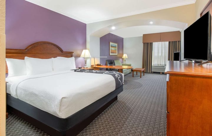 Deluxe Suite | La Quinta Gainesville | Hot Tub - Gainesville, TX