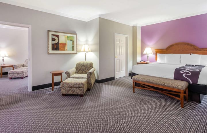 King Suite | La Quinta Gainesville | Hot Tub - Gainesville, TX