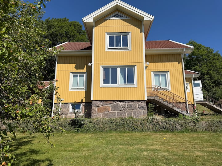 Renovated 2-bed Apt + Free Parking - Near Volvo - Gothenburg