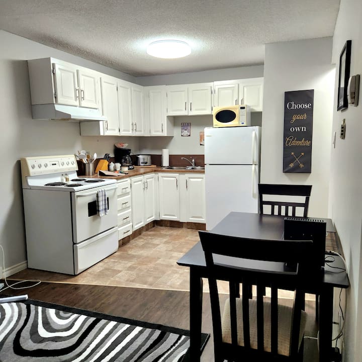 Cozy Studio Retreat In Central Red Deer - 레드 데어