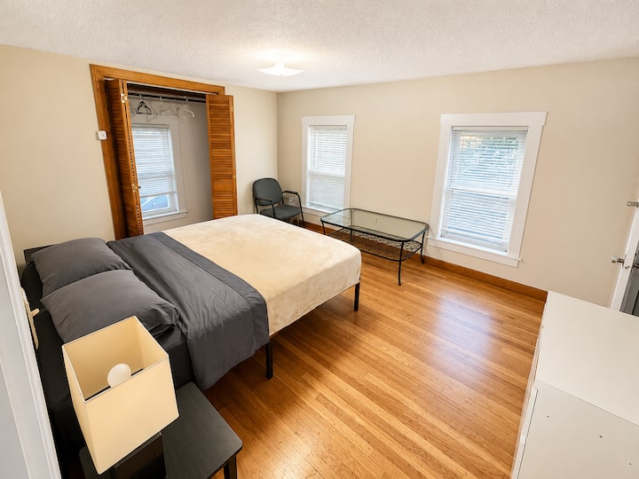 Bright 2br |Living Room |Near Boston |Free Parking - Wellesley, MA