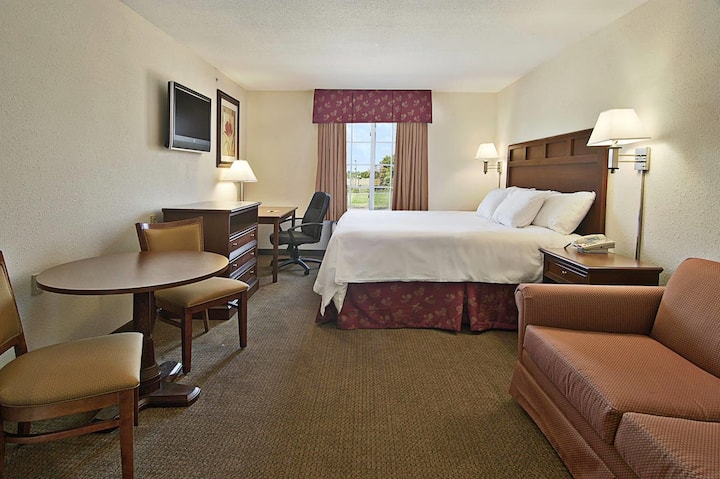 King Suite | Super 8 Bowling Green | Jetted Tub - Bowling Green, KY